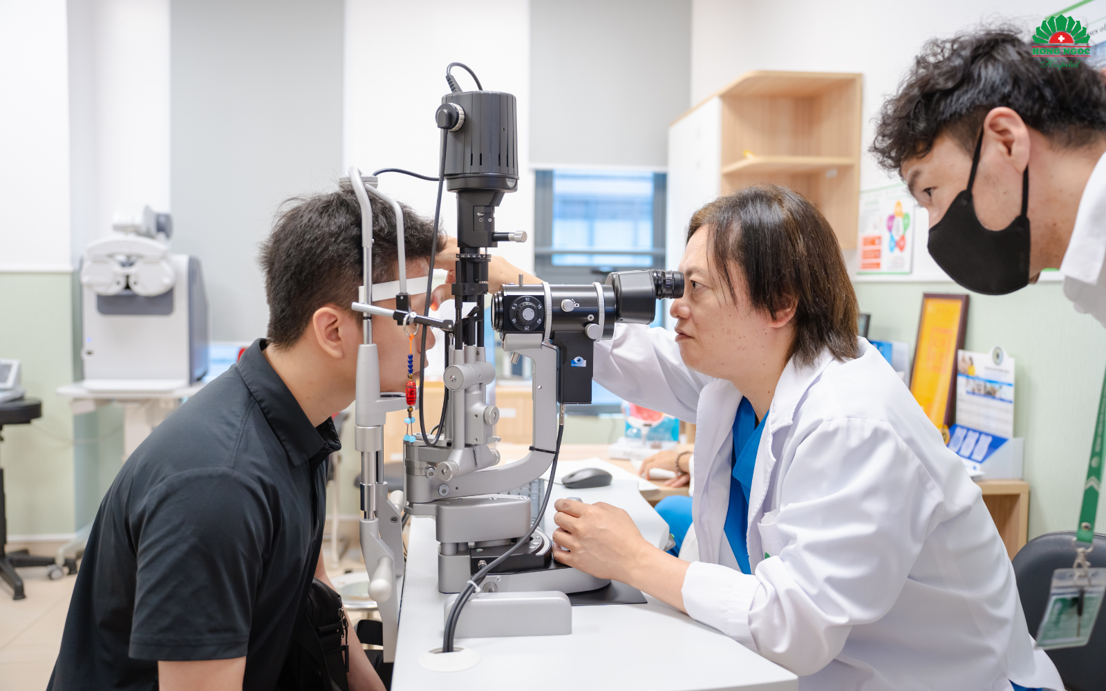 Khách mời thăm khám cùng TS.BS Tamaoki Shoichi