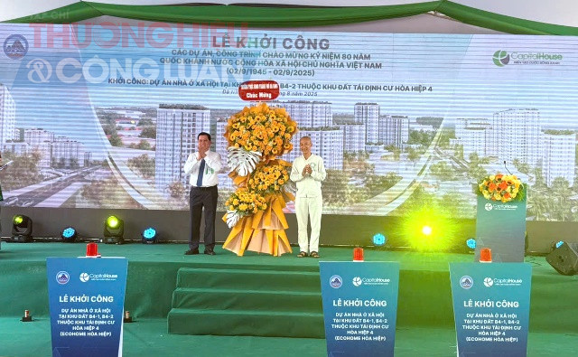 Lãnh đạo HĐND TP. Đà Nẵng tặng hoa cho chủ đầu tư công trình.