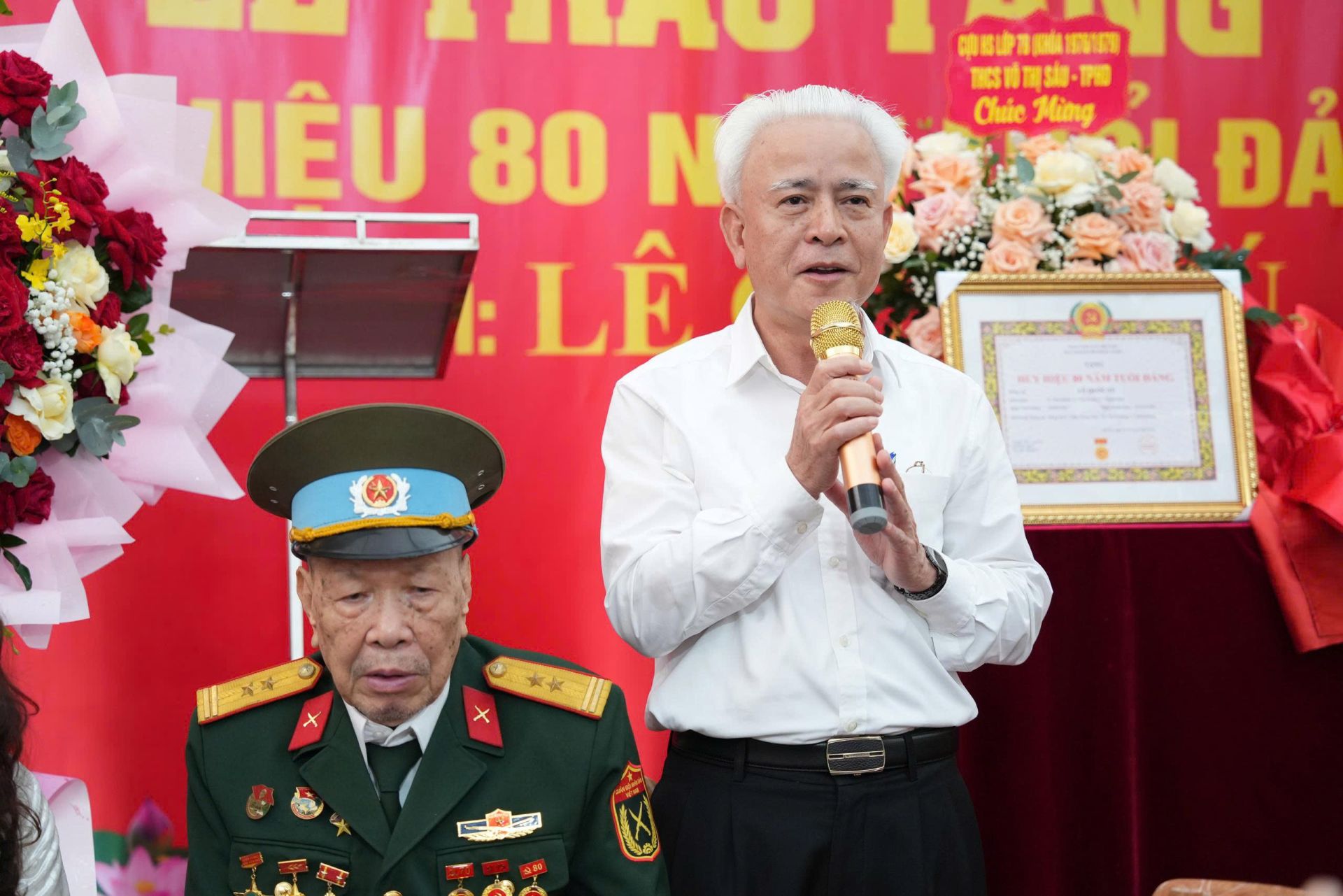 Đồng chí Trưởng Ban Nội chính Thành uỷ phát biểu tại buổi trao Huy hiệu Đảng Đồng chí Trưởng Ban Nội chính Thành uỷ phát biểu tại buổi trao Huy hiệu Đảng