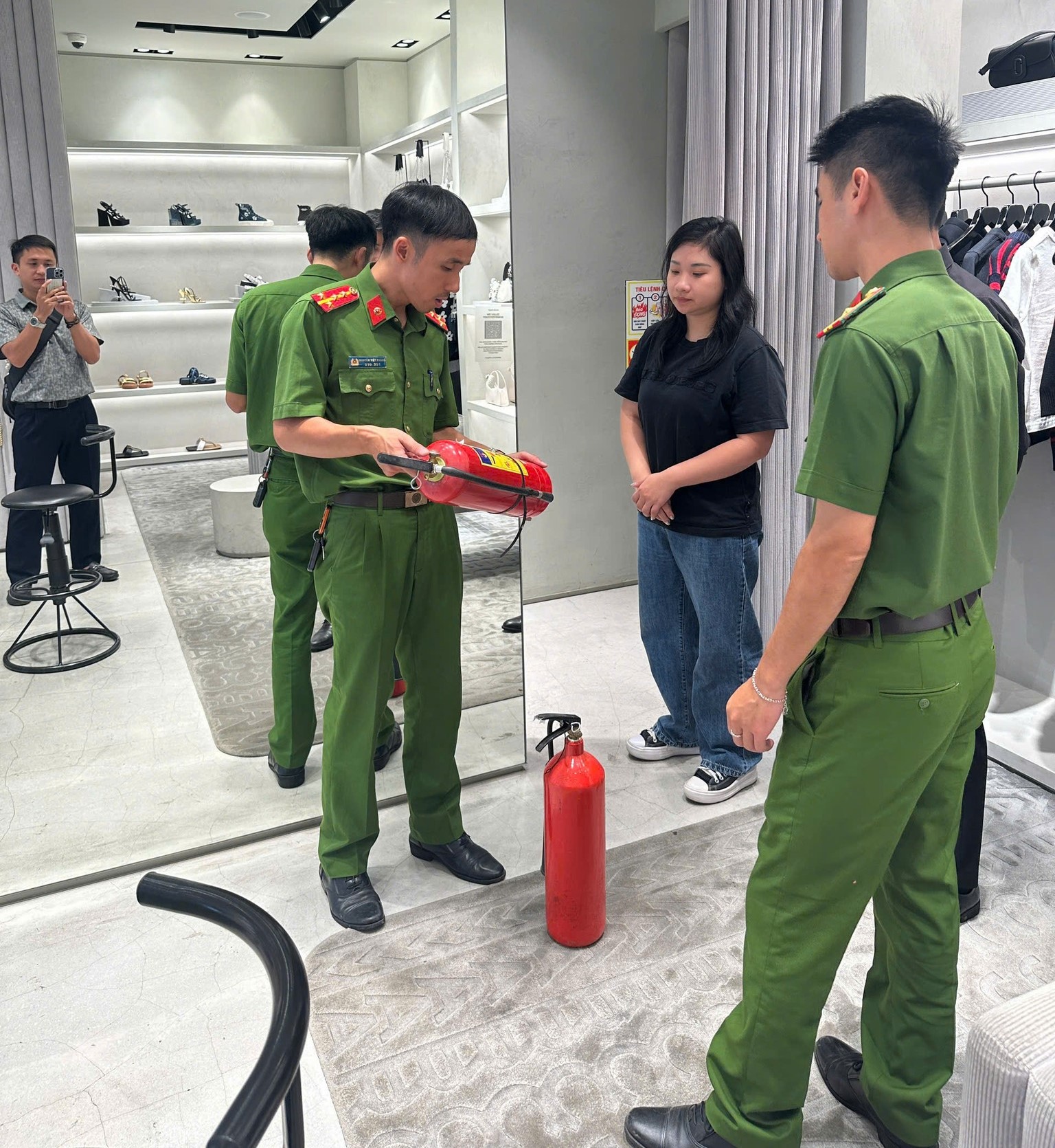 Cán bộ Công an phường Hoàn Kiếm hướng dẫn kỹ năng sử dụng bình chữa cháy cho nhân viên cơ sở kinh doanh trên địa bàn. Ảnh: Tuấn Ngọc Cán bộ Công an phường Hoàn Kiếm hướng dẫn kỹ năng sử dụng bình chữa cháy cho nhân viên cơ sở kinh doanh trên địa bàn. Ảnh: Tuấn Ngọc