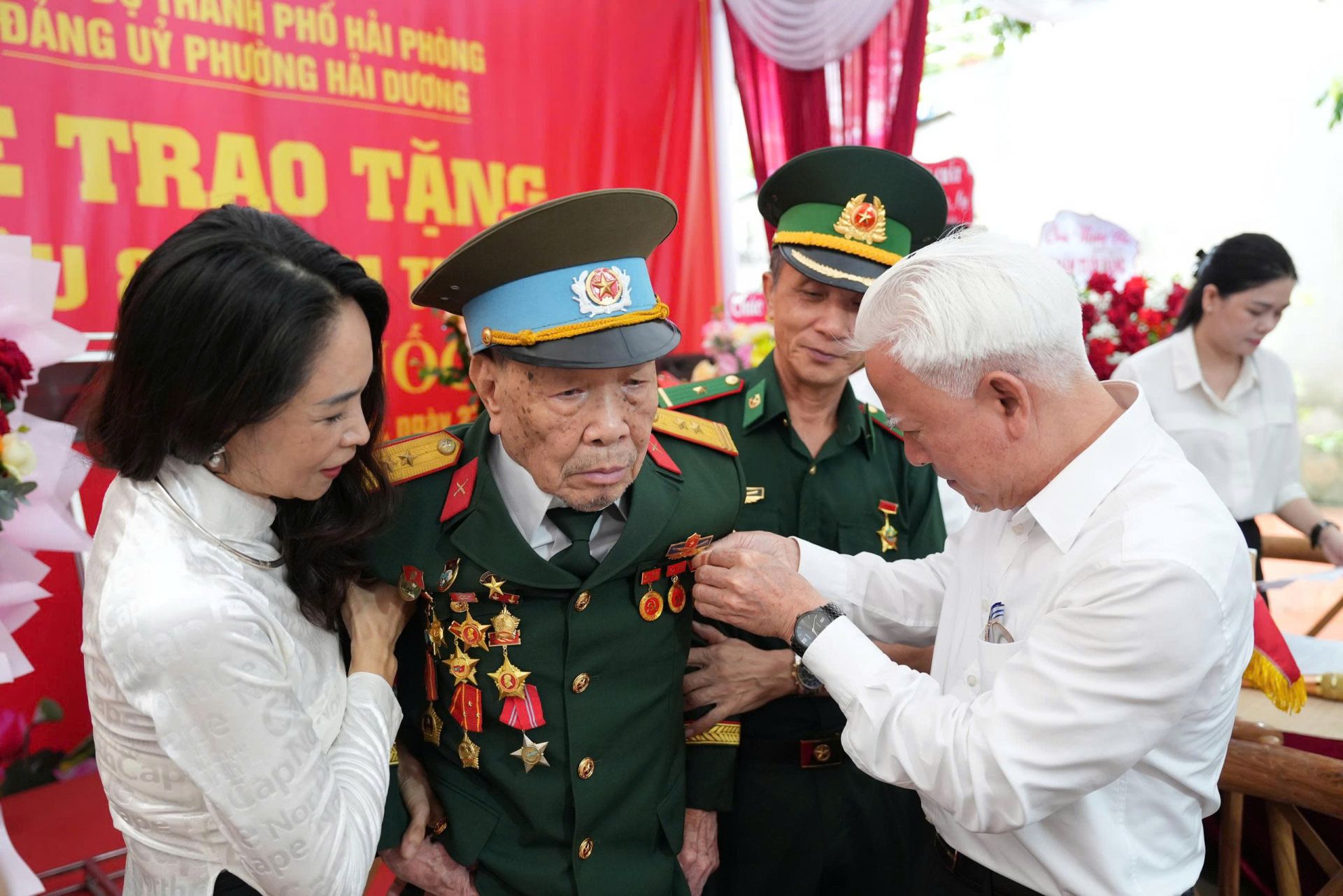 Trưởng Ban Nội chính Thành uỷ Nguyễn Đình Chuyến trao Huy hiệu 80 năm tuổi Đảng cho đảng viên lão thành Lê Quốc Tú. Trưởng Ban Nội chính Thành uỷ Nguyễn Đình Chuyến trao Huy hiệu 80 năm tuổi Đảng cho đảng viên lão thành Lê Quốc Tú.