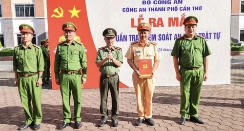 Lãnh đạo Công an Cần Thơ giao nhiệm vụ cho các lực lượng tại lễ ra quân.