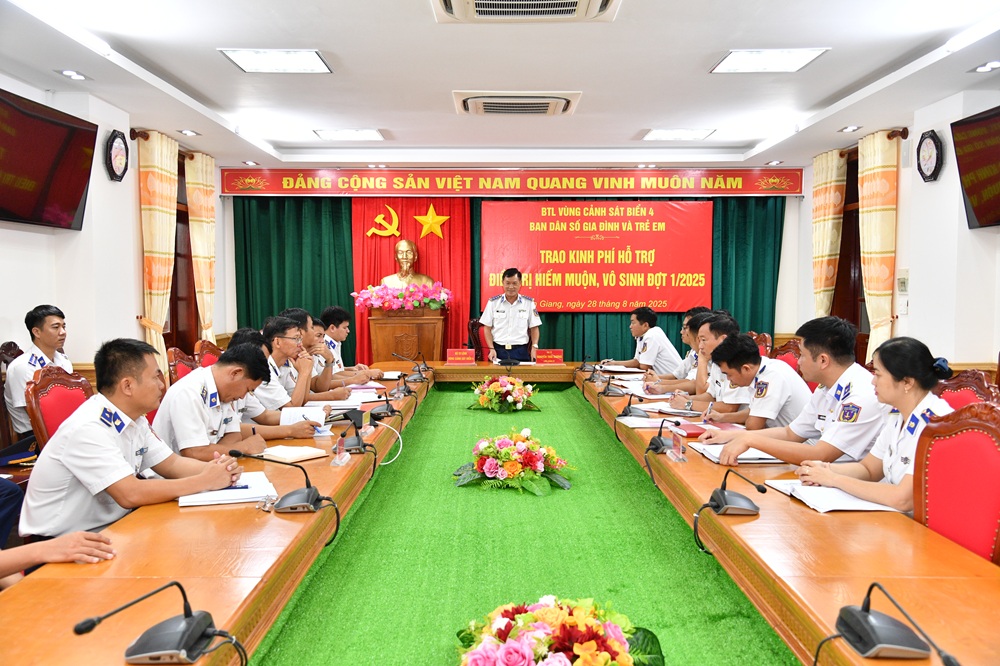 Quang cảnh buổi gặp mặt, trao kinh phí