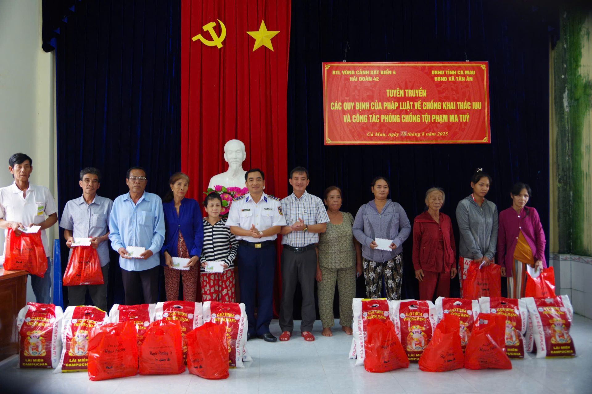 Thượng tá Trịnh Minh Hiển – Bí thư Đảng ủy, Chính ủy Hải đoàn trao quà cho các hộ ngư dân nghèo trên địa bàn xã Tân Ân