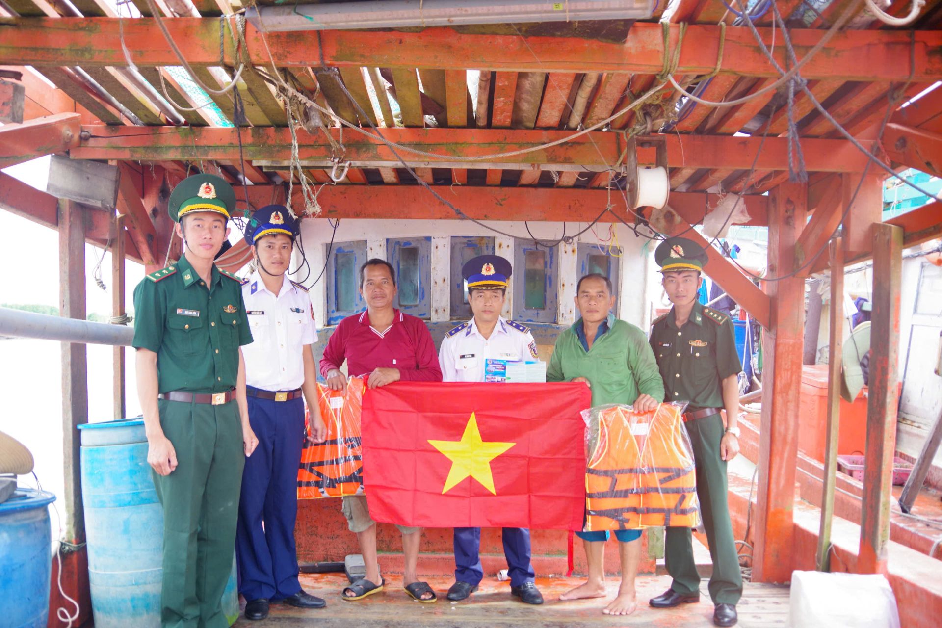 Hải đoàn 42 tặng cờ Tổ quốc, áo phao cho bà con ngư dân