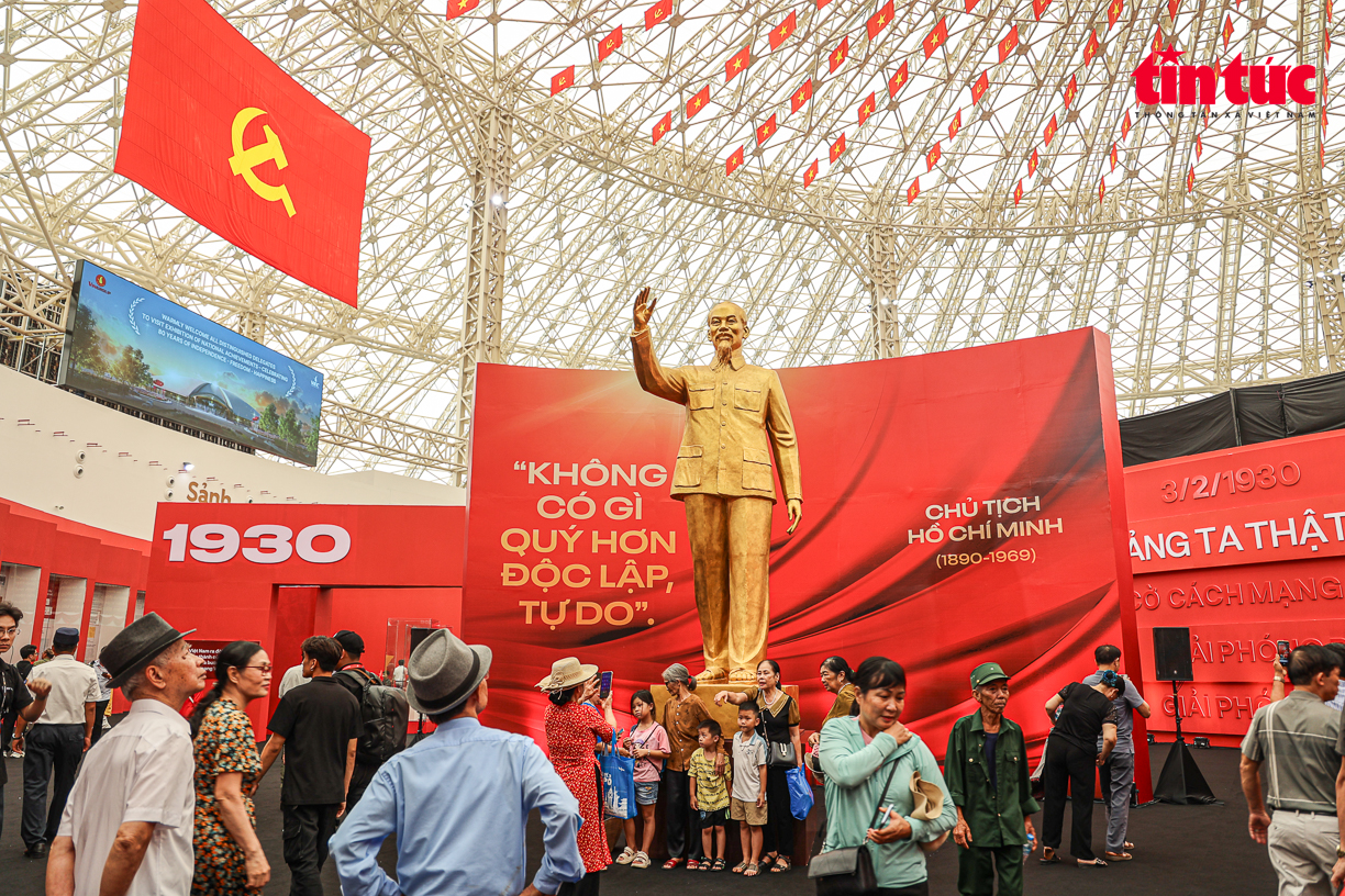 Triển lãm khắc họa chân dung, cuộc đời và sự nghiệp vĩ đại của Chủ tịch Hồ Chí Minh, khẳng định vai trò của Người đối với sự nghiệp cách mạng Việt Nam và phong trào cách mạng thế giới.