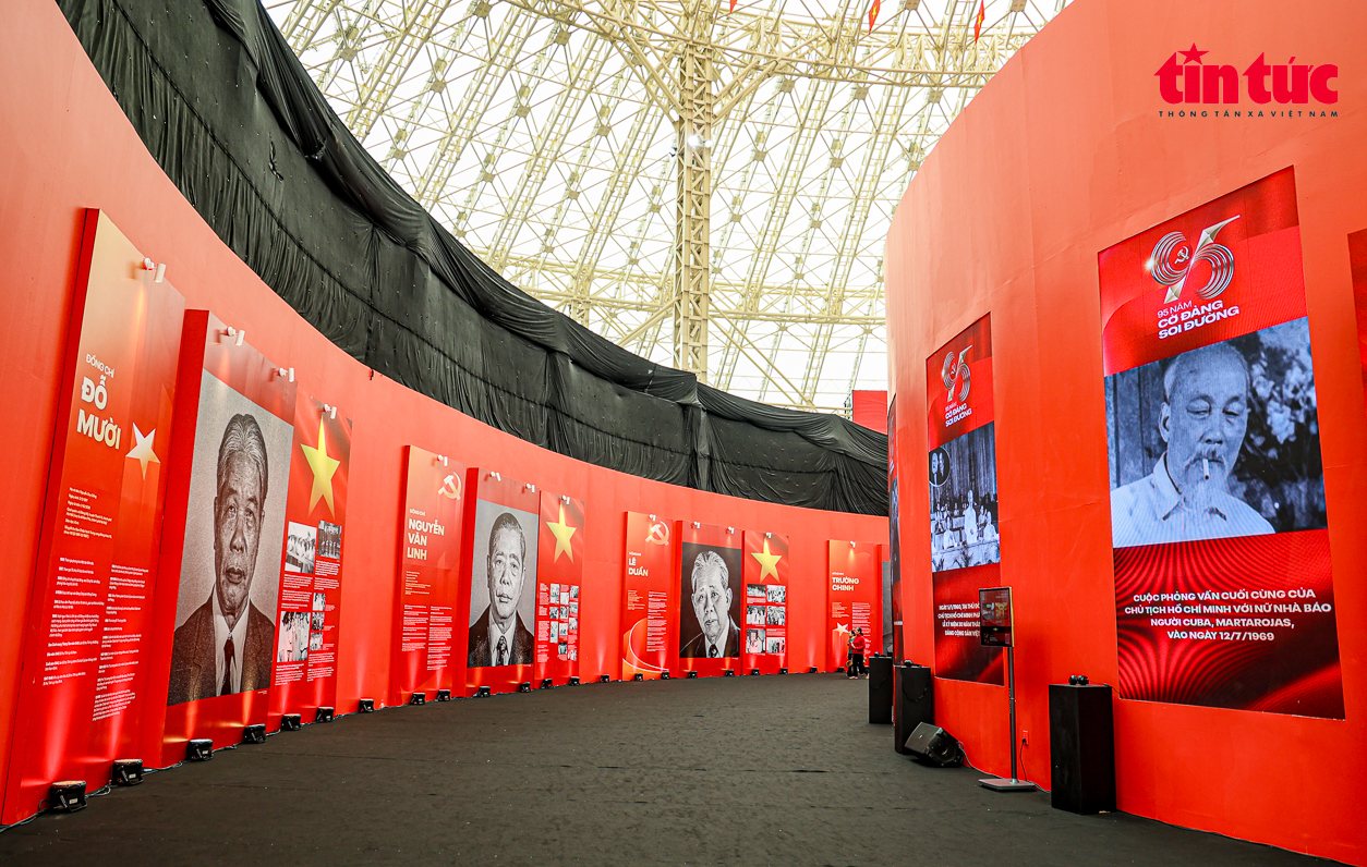 Triển lãm khắc hoạ chân dung, cuộc đời và sự nghiệp các đồng chí Tổng Bí thư của Đảng qua các thời kỳ.