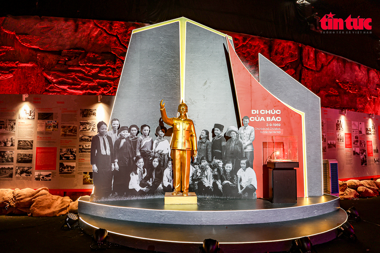 Với 8 không gian triển lãm đặc sắc, triển lãm “95 năm Cờ Đảng soi đường” tái hiện những mốc son chói lọi của Đảng Cộng sản Việt Nam qua 95 năm lãnh đạo Cách mạng Việt Nam giành độc lập, tự do và làm nên những kỳ tích.