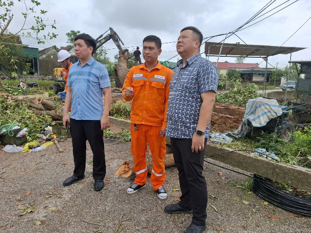 Trần Huy Hoàng - Phó Tổng Giám đốc EVNNPC trực tiếp kiểm tra, đôn đốc công tác khắc phục lưới điện tại hiện trường Đội QLĐLKV Yên Thành.