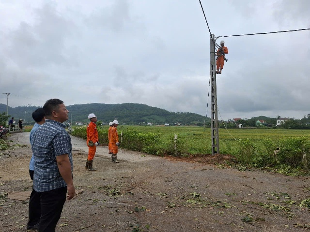 đến trưa 28/8/2025, Công ty Điện lực Nghệ An đã khôi phục 103 đường dây, 5.132 trạm biến áp, cấp điện trở lại cho gần 700.000 khách hàng trên toàn tỉnh.