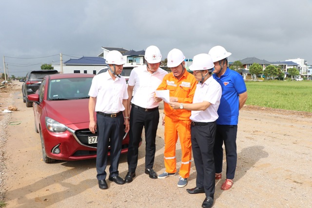 Ông Hà Huy Tâm - Phó Tổng Giám đốc EVNNPC trực tiếp kiểm tra, đôn đốc công tác khắc phục lưới điện tại hiện trường Đội QLĐLKV Quỳnh Lưu.