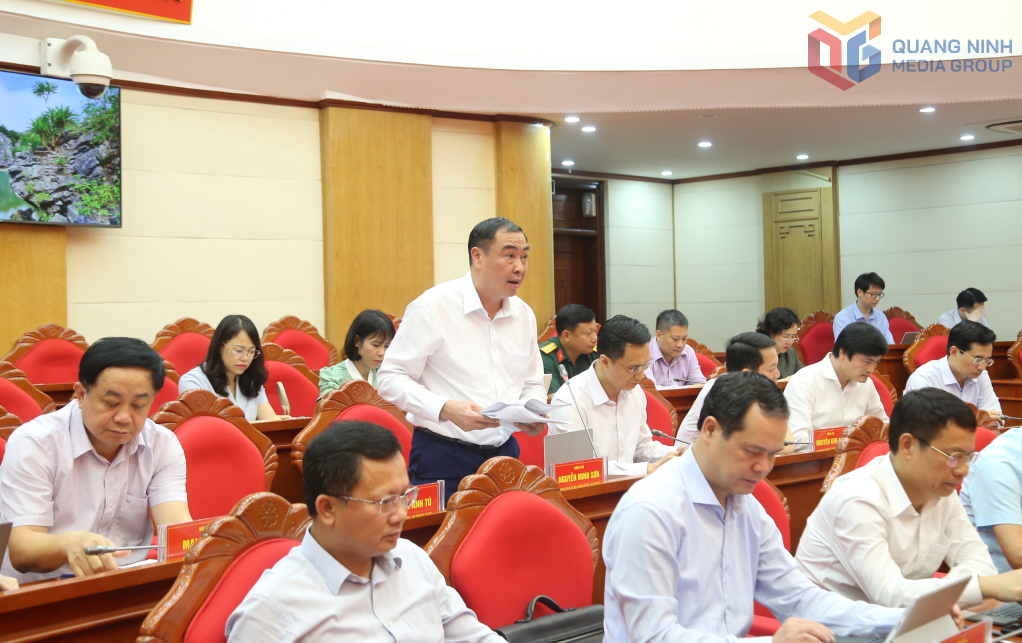 Ông Nguyễn Minh Sơn, Giám đốc Sở Nông nghiệp và Môi trường, phát biểu ý kiến tại hội nghị.