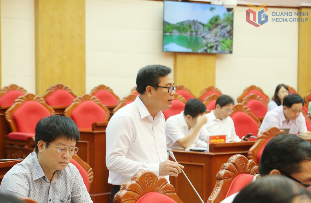 Ông Hoàng Bá Nam, Bí thư Đảng ủy phường Hạ Long phát biểu tại hội nghị.