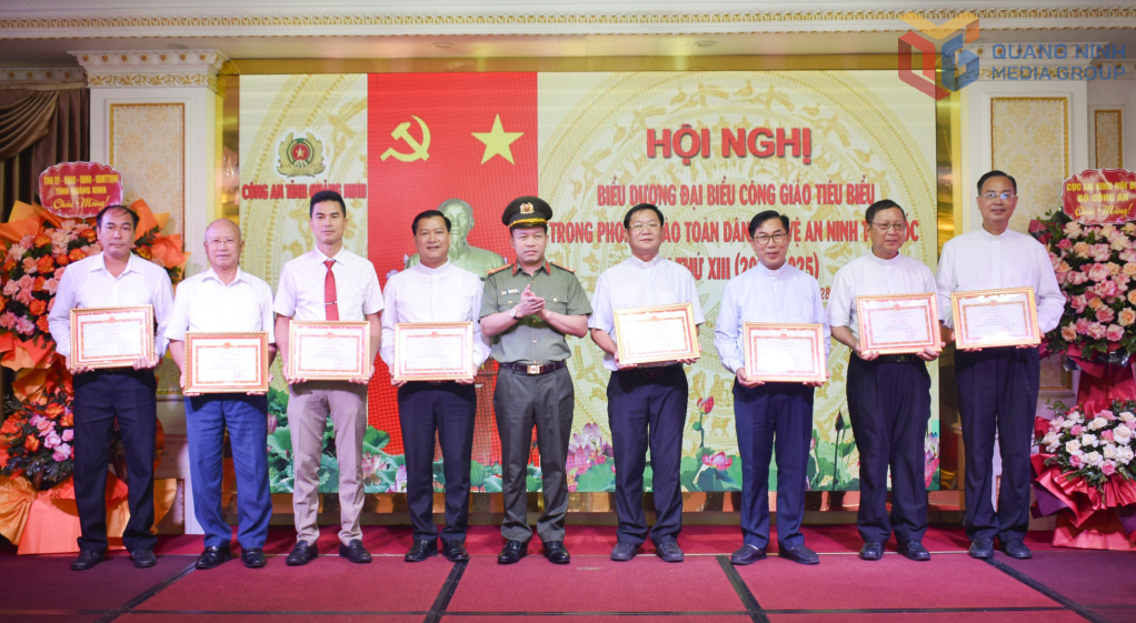Lãnh đạo Công an tỉnh trao Giấy khen của Giám đốc Công an tỉnh cho các chức sắc, chức việc, giáo dân công giáo tiêu biểu trong phong trào Toàn dân bảo vệ ANTQ.