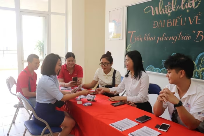 Tất cả nhân dân đến tham dự hội nghị được tặng 1 sim 5G và được hướng dẫn cài đặt ứng dụng Tất cả nhân dân đến tham dự hội nghị được tặng 1 sim 5G và được hướng dẫn cài đặt ứng dụng