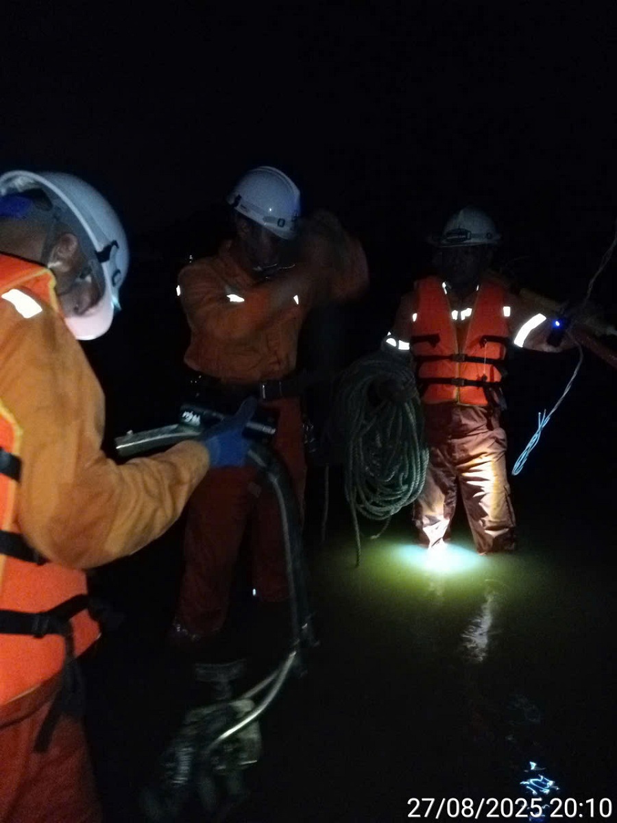 Đội xung kích PC Quảng Ninh đang nỗ lực khắc phục ĐZ 35 kV lộ 384 E18.11 Nghi Xuân Hà Tĩnh, đấu nối để cấp điện lại cho khách hàng