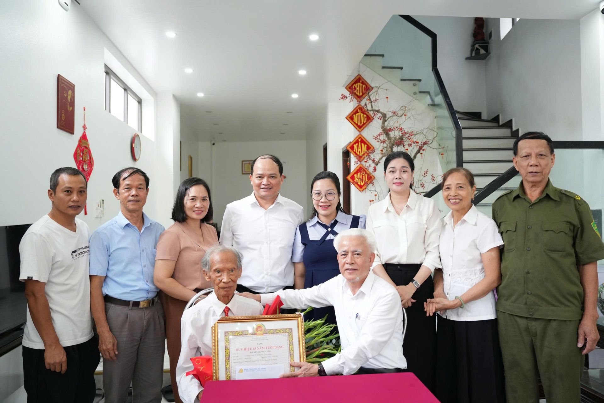 Đồng chí Trưởng Ban Nội chính Thành uỷ và lãnh đạo phường Hải Dương trao Huy hiệu 65 tuổi Đảng cho đảng viên lão thành Nguyễn Quang Long, trú tại Tổ dân phố 31 Đồng chí Trưởng Ban Nội chính Thành uỷ và lãnh đạo phường Hải Dương trao Huy hiệu 65 tuổi Đảng cho đảng viên lão thành Nguyễn Quang Long, trú tại Tổ dân phố 31