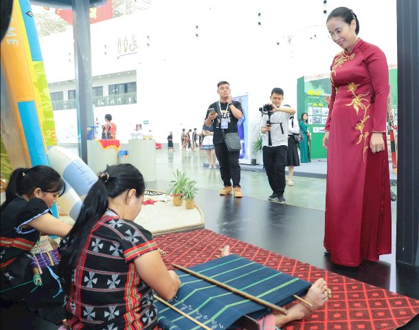 Phó Chủ tịch UBND TP. Đà Nẵng Nguyễn Thị Anh Thi tham quan khu vực giới thiệu nghề dệt thổ cẩm của người Cơ Tu.