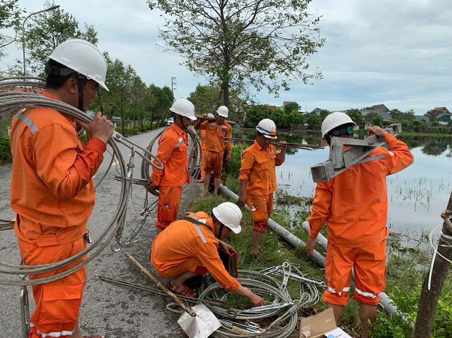 EVNNPC cấp điện trở lại cho hơn 88% khách hàng bị ảnh hưởng bởi bão số 5, dự kiến trước 1/9, toàn bộ khách hàng sẽ có điện