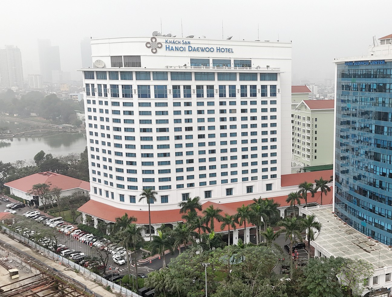 Nhiều khách sạn, khu căn hộ quy mô 4 - 5 sao trong khu vực này cũng đã đạt 100% công suất đêm 1/9 như Hanoi Daewoo, Pullman Hanoi, Army Hotel, Melia Hanoi, khu căn hộ The Five Residences, Dolce Hanoi Golden Lake… Nhiều khách sạn, khu căn hộ quy mô 4 - 5 sao trong khu vực này cũng đã đạt 100% công suất đêm 1/9 như Hanoi Daewoo, Pullman Hanoi, Army Hotel, Melia Hanoi, khu căn hộ The Five Residences, Dolce Hanoi Golden Lake…