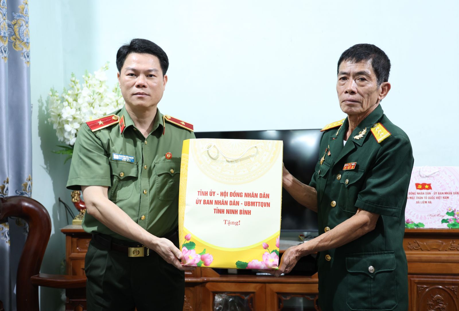 Giám đốc Công an tỉnh Ninh Bình thăm, tặng quà gia đình chính sách, người có công với cách mạng