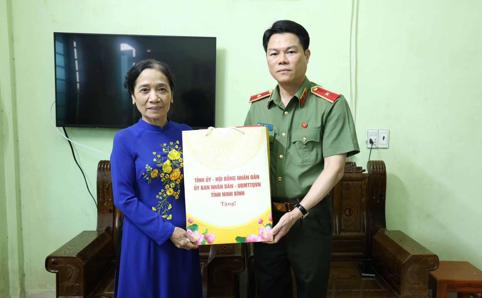 Đồng chí Thiếu tướng Nguyễn Hữu Mạnh, Uỷ viên Ban Thường vụ Tỉnh uỷ, Bí thư Đảng uỷ, Giám đốc Công an tỉnh thăm hỏi, tặng quà Mẹ Việt Nam anh hùng Trần Thị Chinh