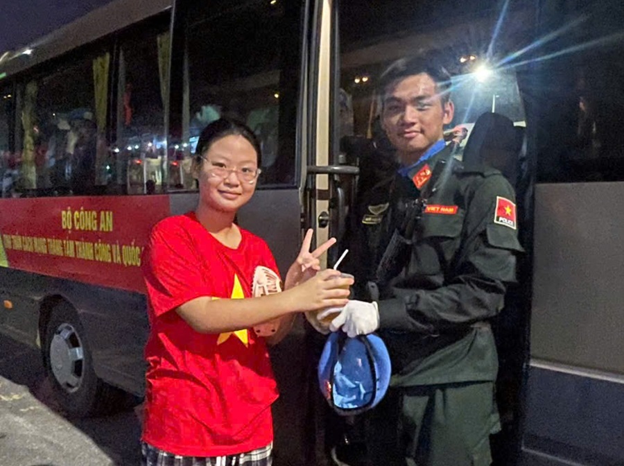 Lan tỏa yêu thương từ những cốc nước học trò