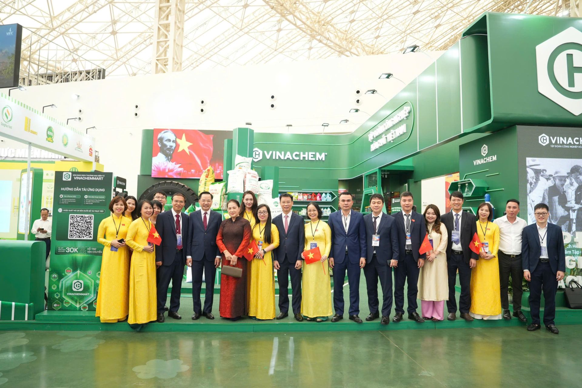 Bà Nguyễn Thị Kim Ngân - Nguyên Ủy viên Bộ Chính trị, Nguyên Chủ tịch Quốc hội nước Cộng hoà xã hội chủ nghĩa Việt Nam thăm gian hàng Vinachem Bà Nguyễn Thị Kim Ngân - Nguyên Ủy viên Bộ Chính trị, Nguyên Chủ tịch Quốc hội nước Cộng hoà xã hội chủ nghĩa Việt Nam thăm gian hàng Vinachem