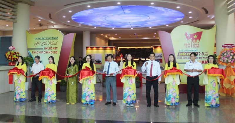 Các đại biểu cắt băng khai mạc trưng bày chuyên đề