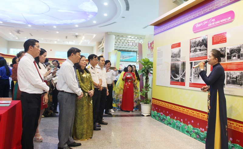 Các quan khách cùng đông đảo giáo viên, học sinh, sinh viên tham quan không gian trưng bày