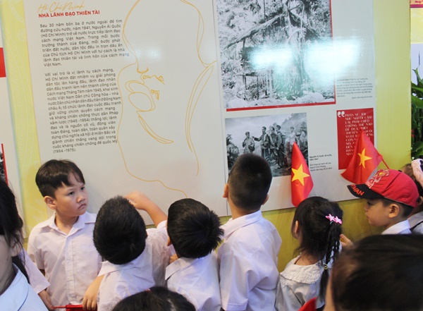 Học sinh hào hứng cùng cô giáo tham quan khu trưng bày