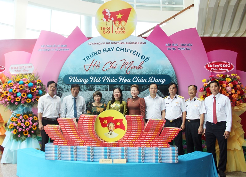 Các đại biểu tham dự lễ khai mạc chụp hình lưu niệm tại sự kiện