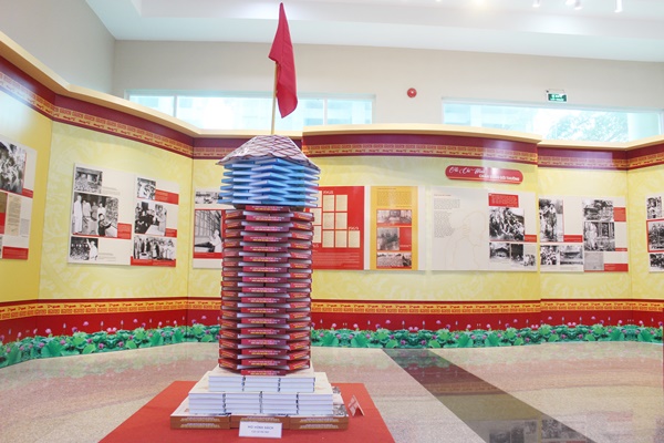 Mô hình sách xếp thành hình ảnh về cột cờ Hà Nội