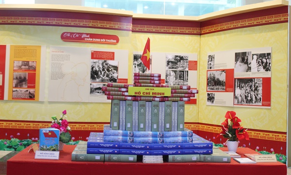 Và đây là hình ảnh Lăng Bác được xếp từ những cuốn sách về Hồ Chủ tịch