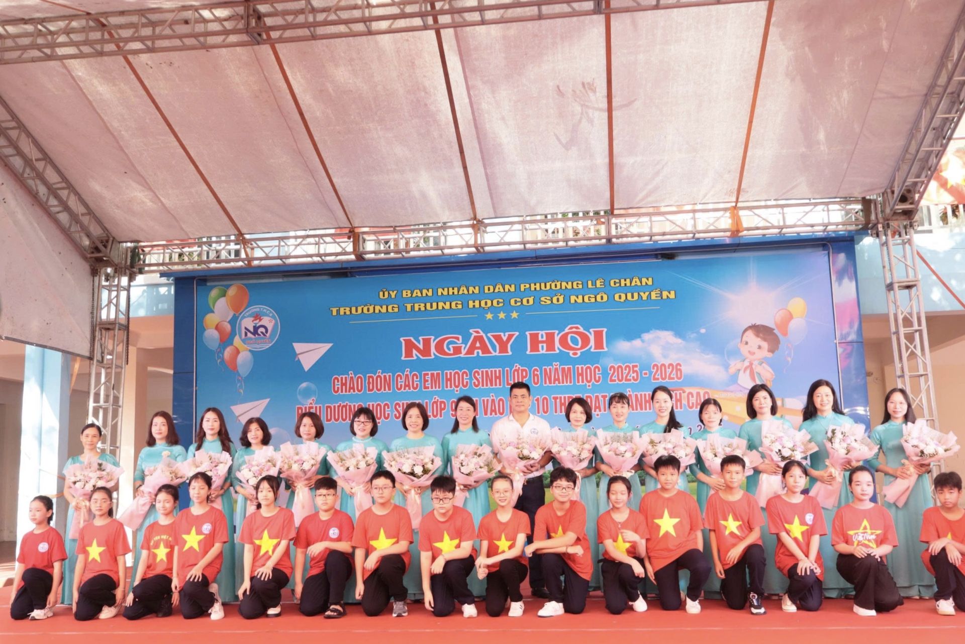 Các thầy cô giáo và các em học sinh lớp 6 tại Ngày hội. Các thầy cô giáo và các em học sinh lớp 6 tại Ngày hội.