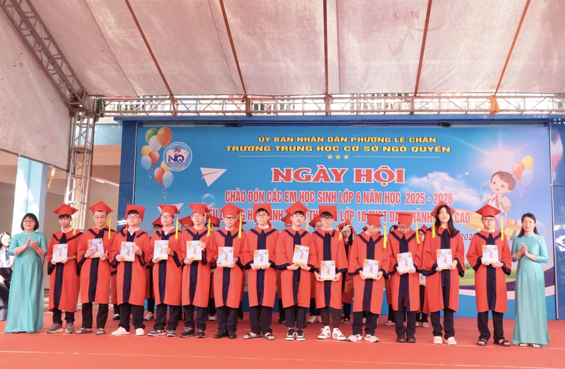 Biểu dương học sinh lớp 9 đạt thành tích cao trong kỳ thi vào lớp 10 THPT năm học 2025 - 2026. Biểu dương học sinh lớp 9 đạt thành tích cao trong kỳ thi vào lớp 10 THPT năm học 2025 - 2026.