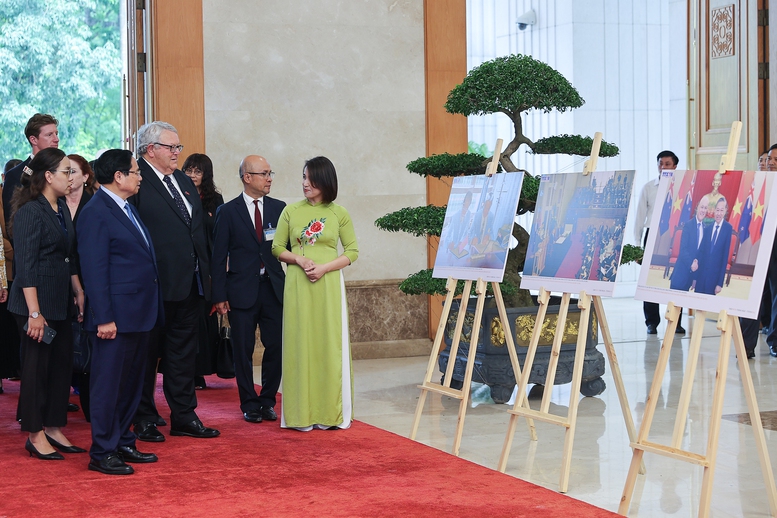 Thủ tướng Phạm Minh Chính và Chủ tịch Quốc hội Gerry Brownlee thăm trưng bày các hình ảnh về quan hệ hợp tác giữa Việt Nam - New Zealand- Ảnh: VGP/Nhật Bắc Thủ tướng Phạm Minh Chính và Chủ tịch Quốc hội Gerry Brownlee thăm trưng bày các hình ảnh về quan hệ hợp tác giữa Việt Nam - New Zealand- Ảnh: VGP/Nhật Bắc