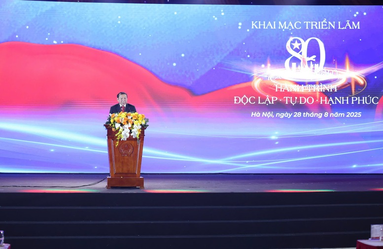 Bộ trưởng Bộ Văn hóa, Thể thao và Du lịch Nguyễn Văn Hùng phát biểu tại Lễ khai mạc Triển lãm - Ảnh: VGP/Nhật Bắc Bộ trưởng Bộ Văn hóa, Thể thao và Du lịch Nguyễn Văn Hùng phát biểu tại Lễ khai mạc Triển lãm - Ảnh: VGP/Nhật Bắc