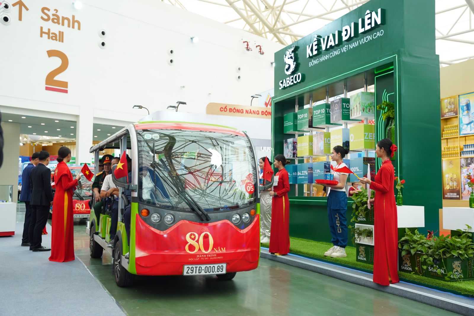 Khách tham quan hào hứng tiến vào khu vực triễn lãm của SABECO