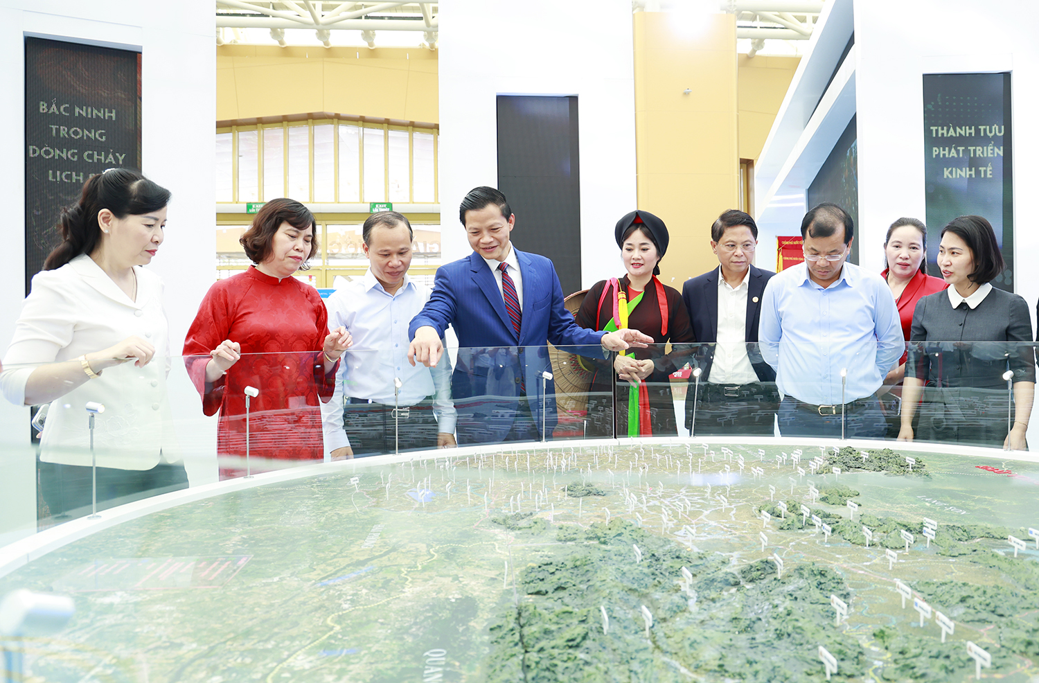 Chủ tịch UBND tỉnh Vương Quốc Tuấn (thứ 4 từ phải qua), Phó Chủ tịch Thường trực UBND tỉnh Mai Sơn (thứ 5 từ phải qua), Phó Chủ tịch Thường trực HĐND tỉnh Trần Thị Hằng (thứ 2 từ trái qua), Chủ tịch Ủy ban MTTQ tỉnh Nguyễn Thị Hà (ảnh trái), Phó Chủ tịch UBND tỉnh Phan Thế Tuấn (ảnh phải) tham quan gian trưng bày của tỉnh