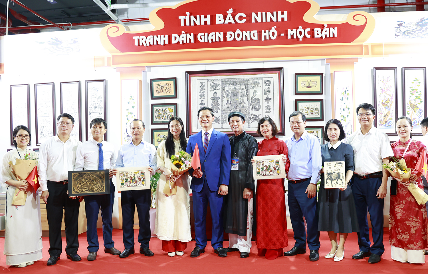 Chủ tịch UBND tỉnh Vương Quốc Tuấn cùng các đồng chí lãnh đạo tỉnh Bắc Ninh chụp ảnh lưu niệm tại gian trưng bày và trải nghiêm in Mộc bản và tranh dân gian Đông Hồ
