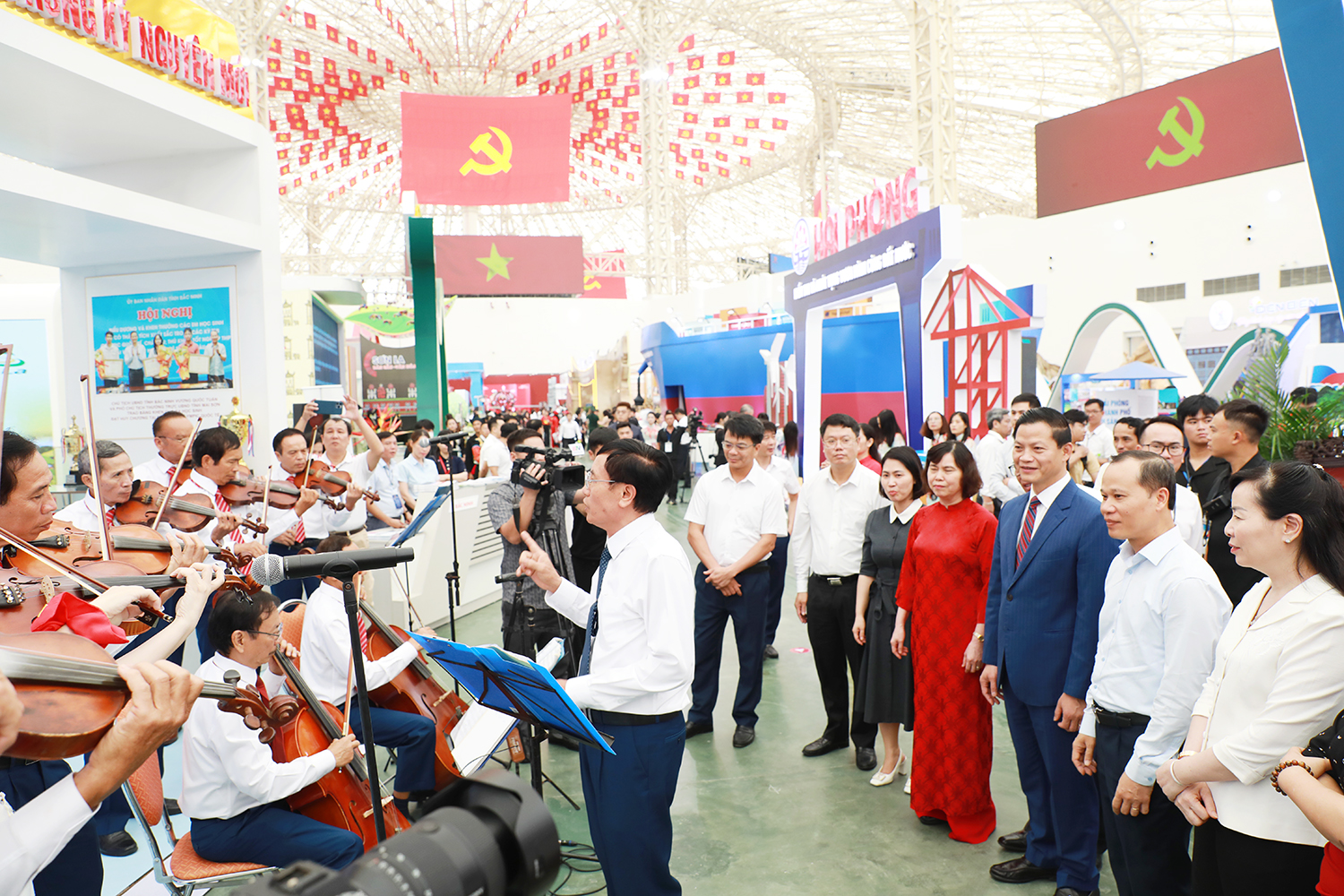 Chủ tịch UBND tỉnh Vương Quốc Tuấn cùng các đồng chí lãnh đạo tỉnh Bắc Ninh thưởng thức giai điệu vĩ cầm - một nét văn hóa đặc sắc của làng Then