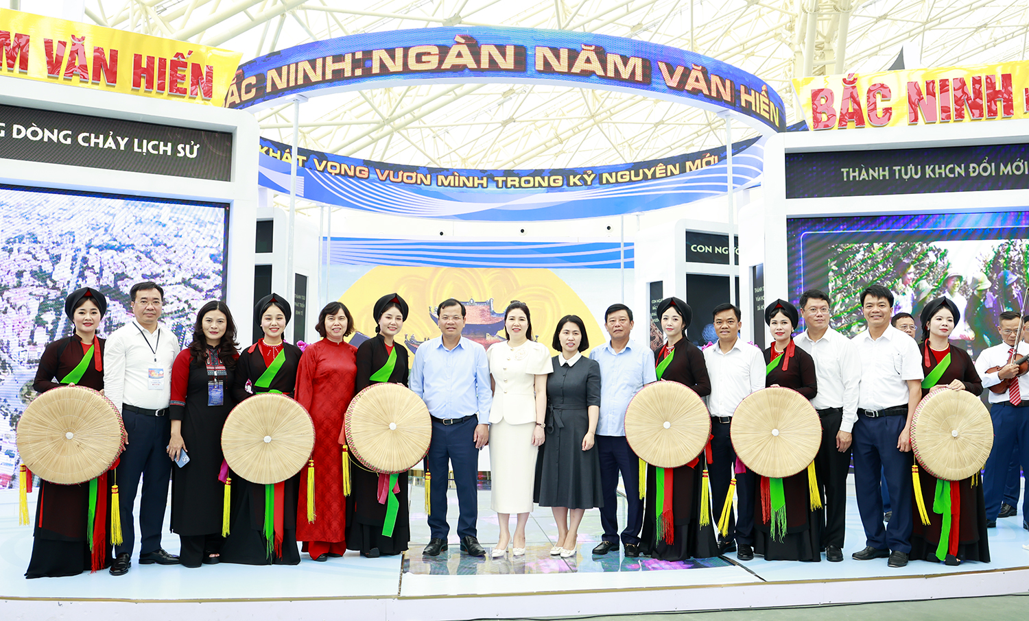 Phó Chủ tịch Thường trực HĐND tỉnh Trần Thị Hằng (thứ 5 từ trái qua), Phó Chủ tịch UBND tỉnh Ngô Tân Phượng (thứ 7 từ phải qua), Phó Trưởng Đoàn đại biểu Quốc hội tỉnh Trần Thị Vân (thứ 9 từ phải qua), Phó Chủ tịch UBND tỉnh Phan Thế Tuấn (thứ 7 từ trái qua), cùng các đại biểu chụp ảnh lưu niệm tại gian trưng bày tỉnh