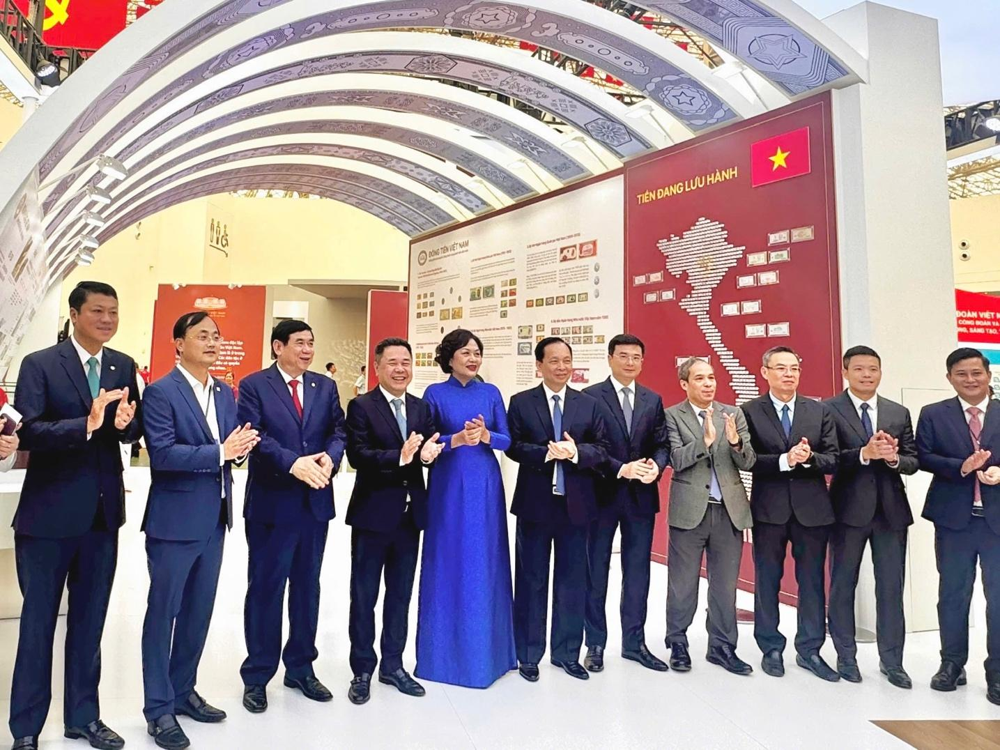 Thống đốc NHNN cùng các lãnh đạo ngành Ngân hàng đồng hành tại Triển lãm Thống đốc NHNN cùng các lãnh đạo ngành Ngân hàng đồng hành tại Triển lãm