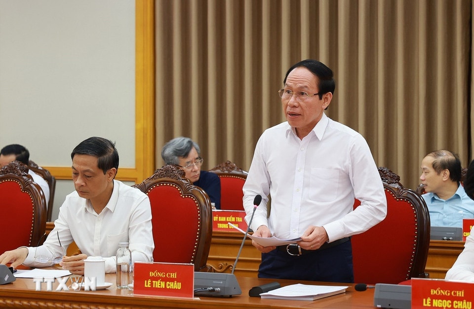 Bí thư Thành ủy thành phố Hải Phòng Lê Tiến Châu báo cáo Dự thảo văn kiện và phương án nhân sự cấp ủy Đại hội đại biểu Đảng bộ Thành phố Hải Phòng nhiệm kỳ 2025-2030. Ảnh: Dương Giang/TTXVN