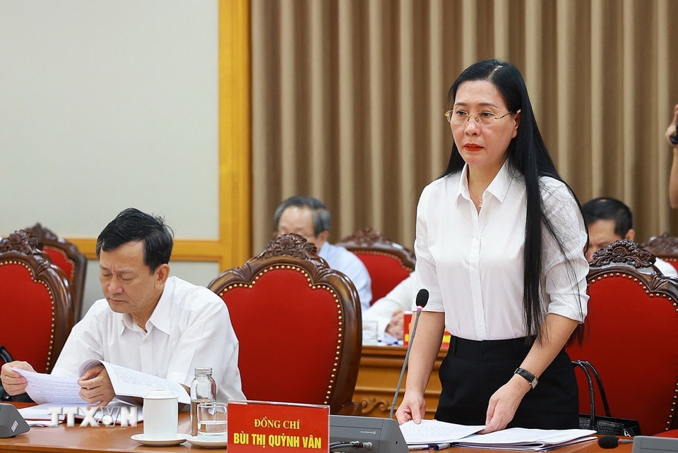 Bà Bùi Thị Quỳnh Vân, Bí thư Tỉnh ủy Quảng Ngãi báo cáo Dự thảo văn kiện và phương án nhân sự cấp uỷ Đại hội đại biểu Đảng bộ tỉnh nhiệm kỳ 2025-2030. Ảnh: Dương Giang/TTXVN