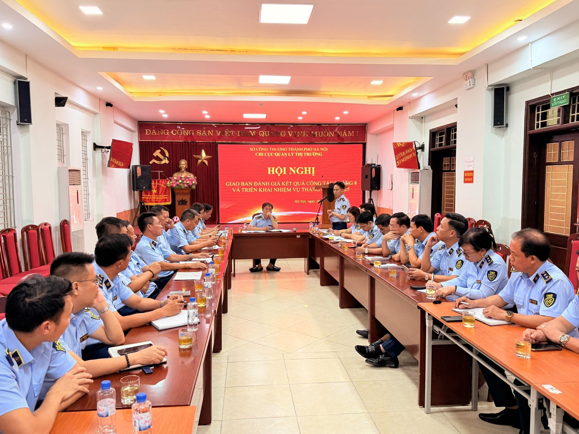 Chi cục trưởng Chi cục QLTT Hà Nội Trịnh Quang Đức chủ trì hội nghị.