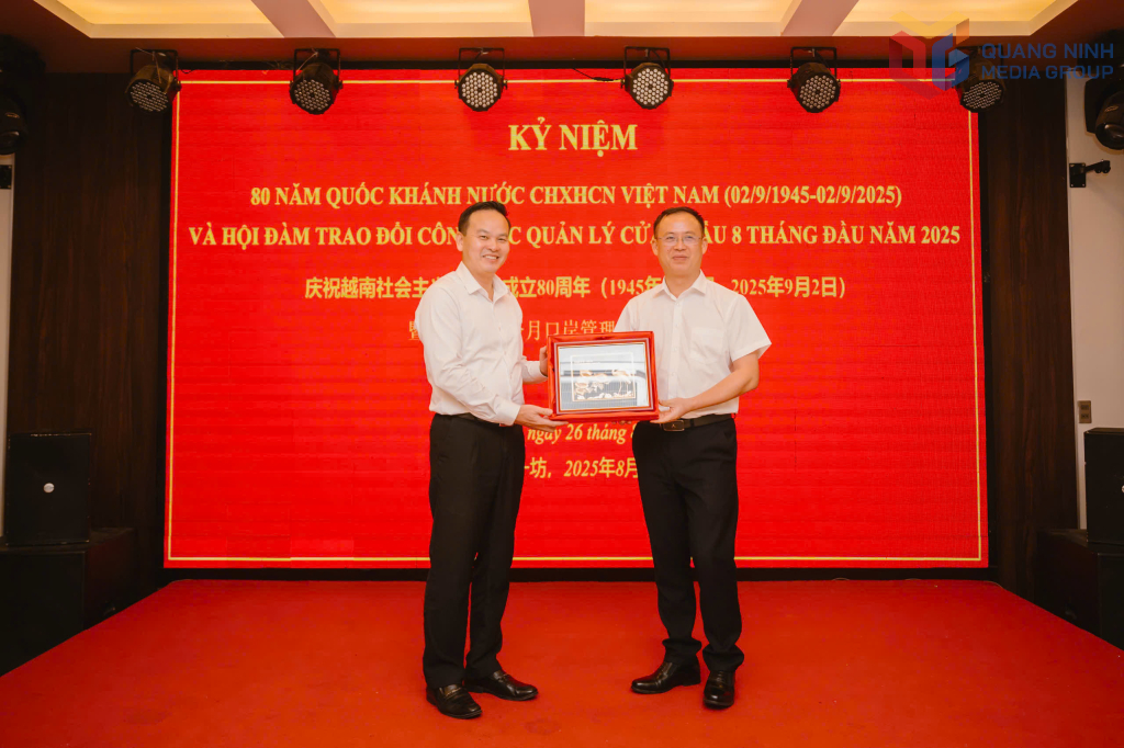 Lãnh đạo Cục Thương mại TP Phòng Thành Cảng (Trung Quốc) trao tặng quà tới BQL Cửa khẩu tỉnh Quảng Ninh nhân dịp kỷ niệm 80 năm Ngày Quốc khánh nước Cộng hoà XHCN Việt Nam 2/9 (1945-2025)