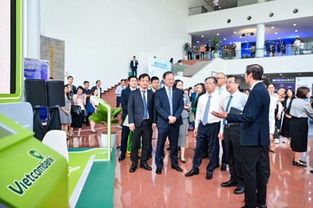 Ông Lê Quang Vinh - Tổng Giám đốc Vietcombank (hàng đầu tiên, thứ 2 từ trái sang) cùng ông Nguyễn Thanh Nghị - UV BCH TW Đảng,Trưởng Ban Chính sách, chiến lược Trung ương (thứ 2 từ phải sang), ông Nguyễn Văn Quảng - UV BCH TW Đảng, Bí thư Thành ủy Đà Nẵng (thứ 3 từ phải sang) và đoàn đại biểu Ban Chính sách, chiến lược Trung ương thăm không gian triển lãm của Vietcombank. Ảnh: VCB Ông Lê Quang Vinh - Tổng Giám đốc Vietcombank (hàng đầu tiên, thứ 2 từ trái sang) cùng ông Nguyễn Thanh Nghị - UV BCH TW Đảng,Trưởng Ban Chính sách, chiến lược Trung ương (thứ 2 từ phải sang), ông Nguyễn Văn Quảng - UV BCH TW Đảng, Bí thư Thành ủy Đà Nẵng (thứ 3 từ phải sang) và đoàn đại biểu Ban Chính sách, chiến lược Trung ương thăm không gian triển lãm của Vietcombank. Ảnh: VCB