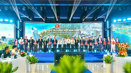 Toàn cảnh lễ trao biên bản ghi nhớ hợp tác của UBND TP. Đà Nẵng với Vietcombank và các đối tác. Ảnh: VCB Toàn cảnh lễ trao biên bản ghi nhớ hợp tác của UBND TP. Đà Nẵng với Vietcombank và các đối tác. Ảnh: VCB